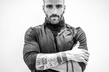 çekici bir genç adam portresi 