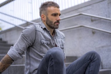 Kot gömlekli çekici bir gencin portresi.