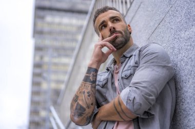 Kot gömlekli çekici bir gencin portresi.