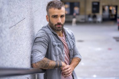 Kot gömlekli çekici bir gencin portresi.