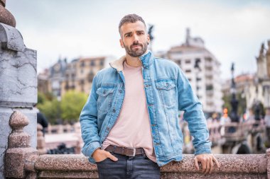 Kot ceketli çekici bir gencin portresi.