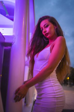 İspanya 'nın San Sebastian şehrinde genç ve çekici bir kadının portresi.