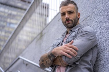 Kot gömlekli çekici bir gencin portresi.