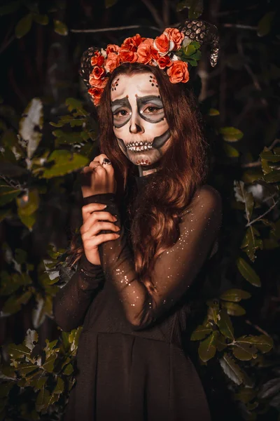 Portret Młodej Kobiety Strasznym Makijażem Halloween Motyw Dnia Zmarłych — Zdjęcie stockowe