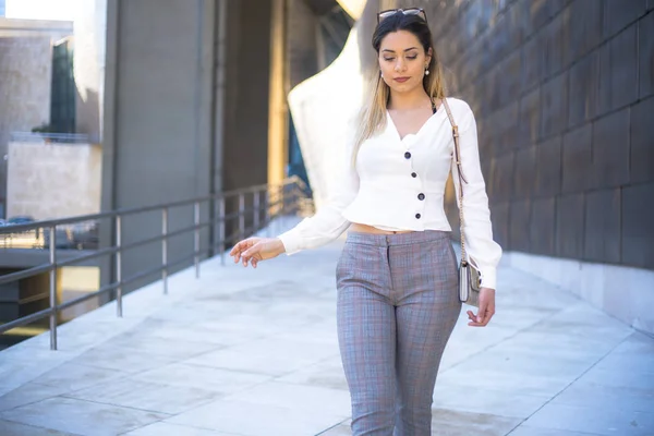 Straat Foto Van Jonge Aantrekkelijke Vrouw Dragen Modieuze Kleding — Stockfoto