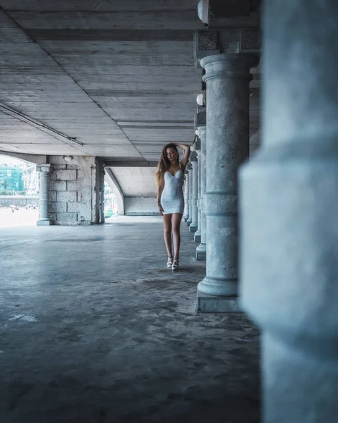 Retrato Estilo Vida Jovem Mulher Atraente Cidade San Sebastian Espanha — Fotografia de Stock