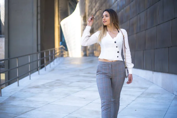 Foto Calle Mujer Atractiva Joven Con Ropa Moda —  Fotos de Stock