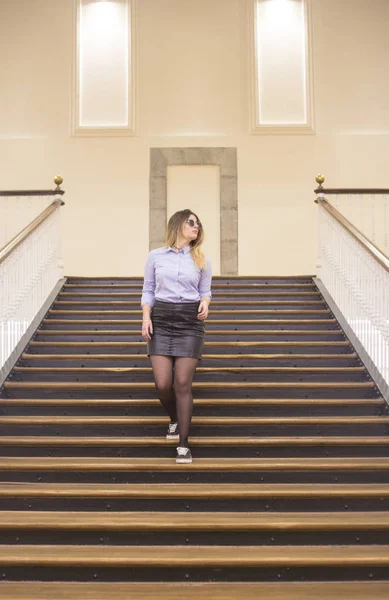 Retrato Bela Jovem Mulher Roupas Moda Escadas — Fotografia de Stock