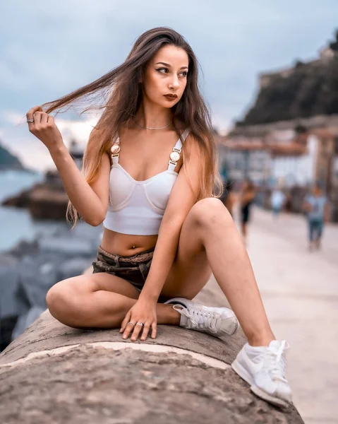 Retrato Estilo Vida Jovem Mulher Atraente Cidade San Sebastian Espanha — Fotografia de Stock