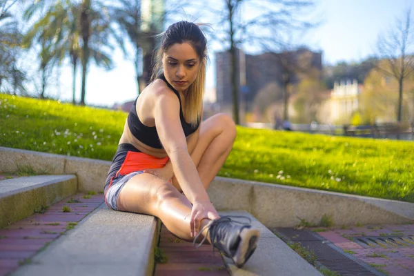 Parkta Güzel Bir Kadın Dışarıda Spor Yapıyor — Stok fotoğraf