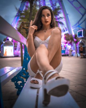 İspanya 'nın San Sebastian şehrinde genç ve çekici bir kadının portresi.