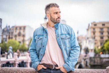 Kot ceketli çekici bir gencin portresi.