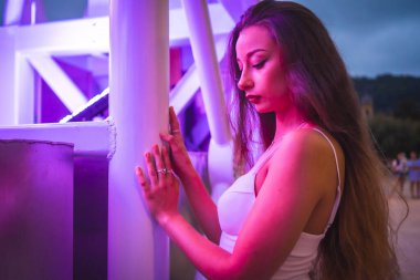 İspanya 'nın San Sebastian şehrinde genç ve çekici bir kadının portresi.