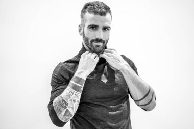 çekici bir genç adam portresi 