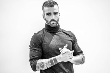 çekici bir genç adam portresi 