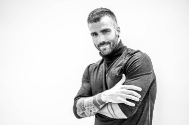 çekici bir genç adam portresi 