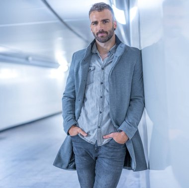 Ceketli çekici bir gencin portresi.