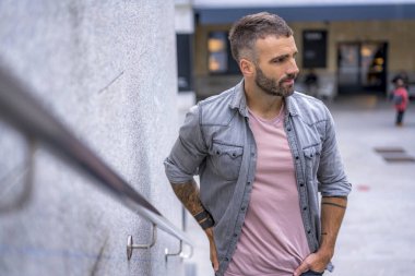 Kot gömlekli çekici bir gencin portresi.