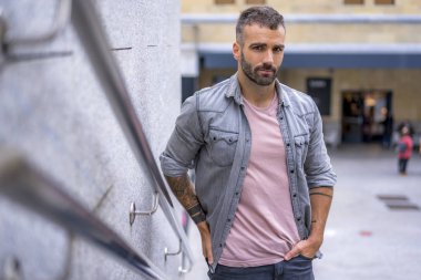 Kot gömlekli çekici bir gencin portresi.