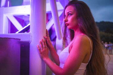 İspanya 'nın San Sebastian şehrinde genç ve çekici bir kadının portresi.