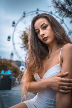 İspanya 'nın San Sebastian şehrinde genç ve çekici bir kadının portresi.