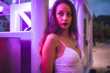 İspanya 'nın San Sebastian şehrinde genç ve çekici bir kadının portresi.