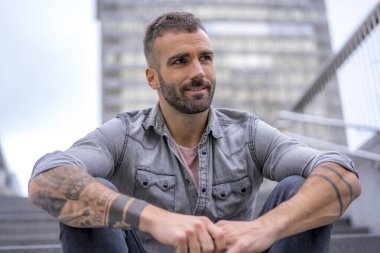 Kot gömlekli çekici bir gencin portresi.