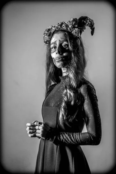 Πορτρέτο Της Νεαρής Γυναίκας Τρομακτικό Απόκριες Μακιγιάζ Ημέρα Των Νεκρών — Φωτογραφία Αρχείου