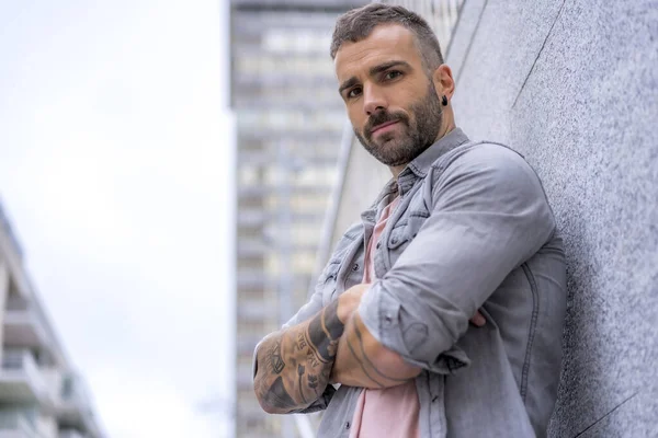 Kot gömlekli çekici bir gencin portresi.