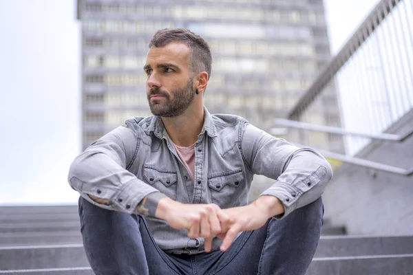 Kot gömlekli çekici bir gencin portresi.