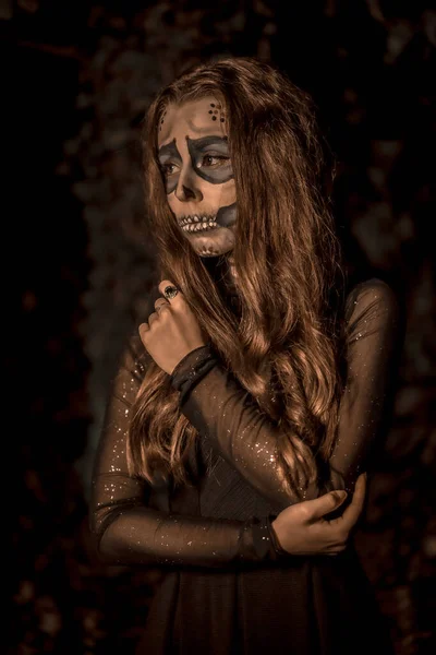 Porträtt Ung Kvinna Med Skrämmande Halloween Makeup Day Dead Tema — Stockfoto