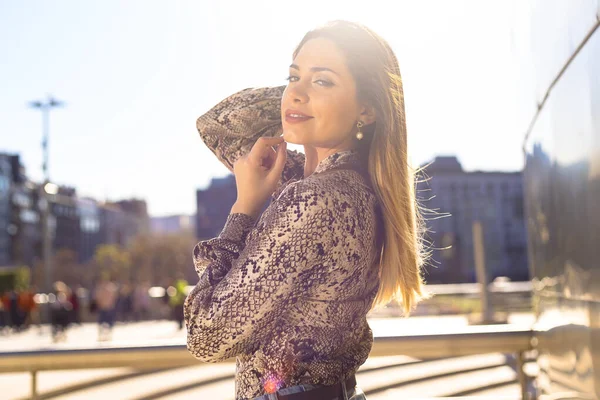 Foto Rua Jovem Mulher Atraente Vestindo Roupas Moda — Fotografia de Stock