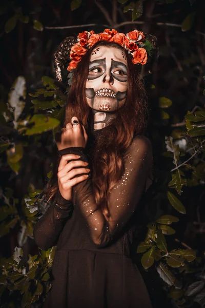 Korkunç Cadılar Bayramı Makyajlı Genç Bir Kadının Portresi — Stok fotoğraf