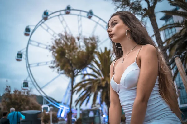 İspanya 'nın San Sebastian şehrinde genç ve çekici bir kadının portresi.