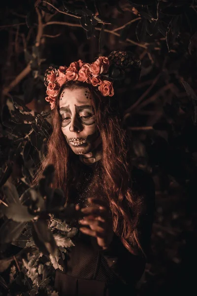 Porträtt Ung Kvinna Med Skrämmande Halloween Makeup Day Dead Tema — Stockfoto