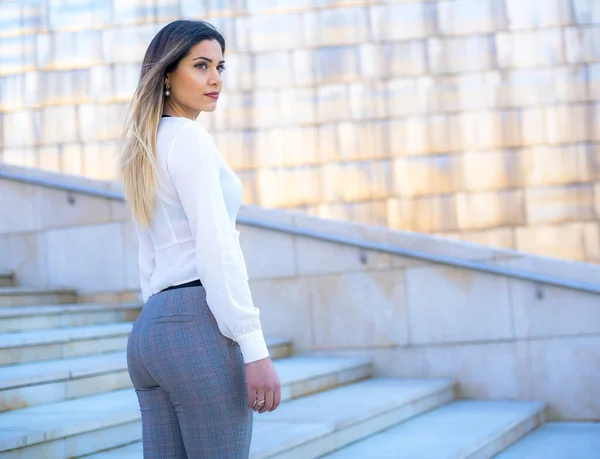 Foto Rua Jovem Mulher Atraente Vestindo Roupas Moda — Fotografia de Stock