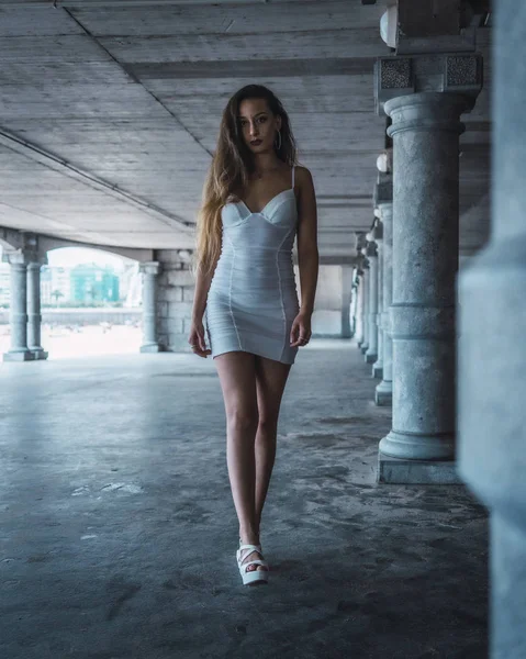 Retrato Estilo Vida Jovem Mulher Atraente Cidade San Sebastian Espanha — Fotografia de Stock