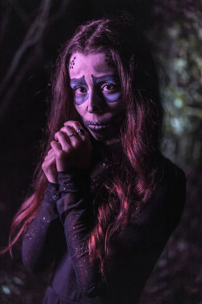 Portret Młodej Kobiety Strasznym Makijażem Halloween Motyw Dnia Zmarłych — Zdjęcie stockowe