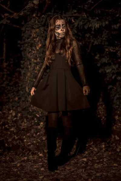 Porträtt Ung Kvinna Med Skrämmande Halloween Makeup Day Dead Tema — Stockfoto