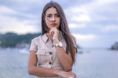 San Sebastian, İspanya rıhtımında çekici genç bir kadının moda portresi.