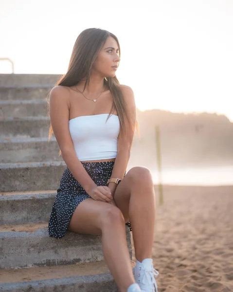 Mode Porträtt Attraktiv Ung Kvinna Trappor Stranden Zarautz — Stockfoto