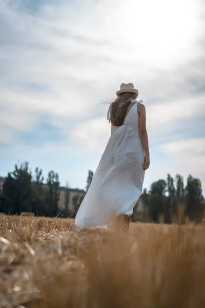 Retrato Bela Jovem Mulher Vestindo Vestido Branco Campo Rural — Fotografia de Stock