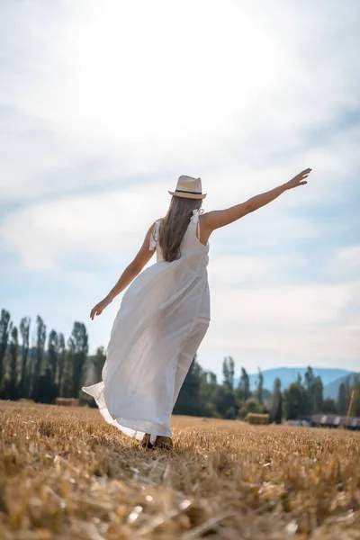 Ritratto Bella Giovane Donna Vestita Bianco Campo Rurale — Foto Stock