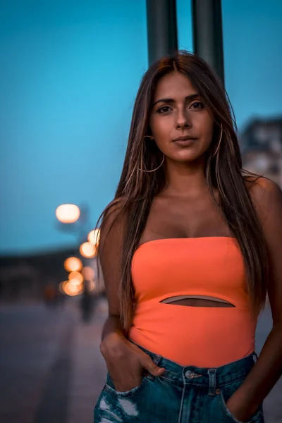 Retrato Moda Atraente Jovem Mulher Praia Zarautz Vista Pôr Sol — Fotografia de Stock