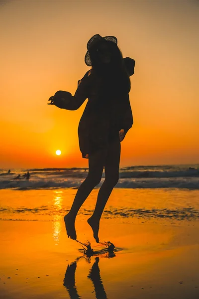 Retrato Moda Mujer Joven Atractiva Playa Vista Del Atardecer —  Fotos de Stock