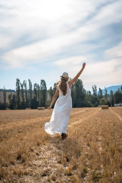 Ritratto Bella Giovane Donna Vestita Bianco Campo Rurale — Foto Stock