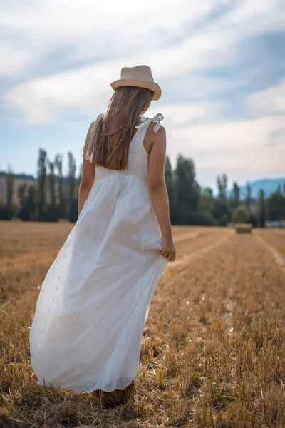 Porträt Einer Schönen Jungen Frau Weißem Kleid Auf Dem Land — Stockfoto
