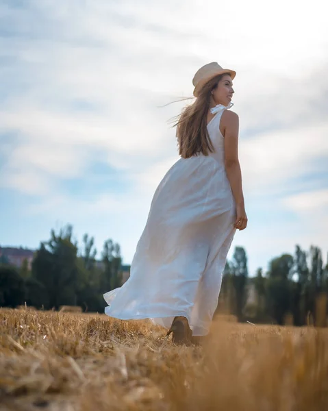 Retrato Bela Jovem Mulher Vestindo Vestido Branco Campo Rural — Fotografia de Stock