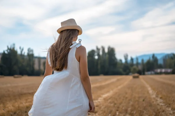 Retrato Bela Jovem Mulher Vestindo Vestido Branco Campo Rural — Fotografia de Stock