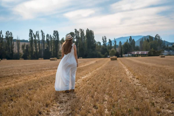 Ritratto Bella Giovane Donna Vestita Bianco Campo Rurale — Foto Stock